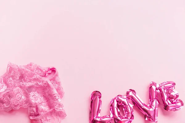 爱的概念。 扁平的粉色气球，上面有字母 — 图库照片
