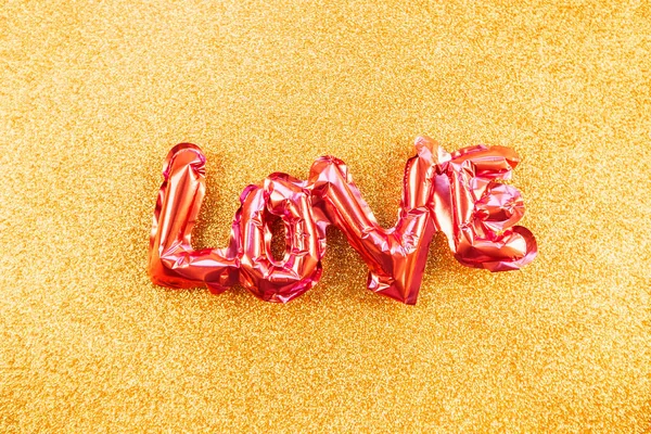 Concepto de amor. Globo rosa inflable con letras — Foto de Stock