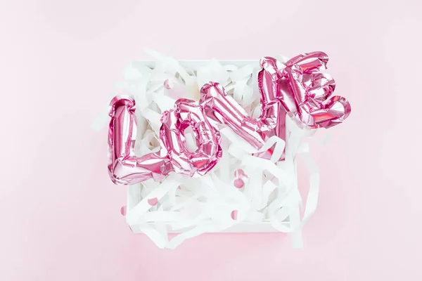 Concepto de amor. Globo rosa inflable con letras —  Fotos de Stock