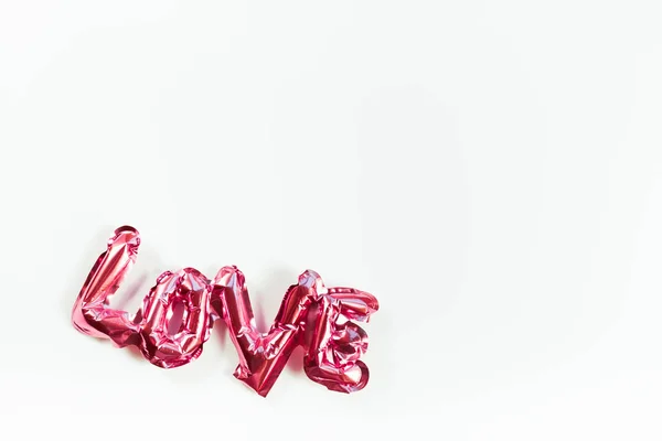 Koncepcja miłości. Nadmuchiwany różowy balon z literami — Zdjęcie stockowe