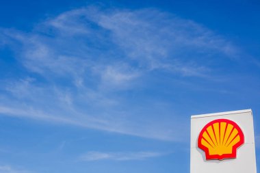 Gaz servis istasyonunda Shell şirket logosu