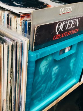 Bit pazarındaki vinil plak dükkanındaki CD 'leri kaydet