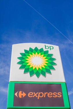 Benzin istasyonunda Bp logosu