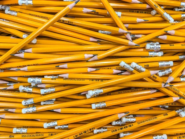 Koh-I-Noor żółte ołówki stos w supermarkecie — Zdjęcie stockowe