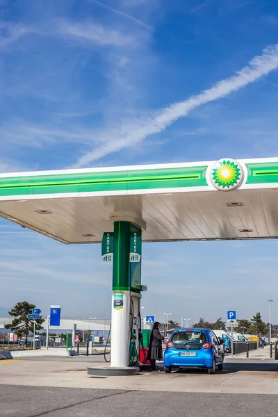 BP-logotypen på sin bensinstation — Stockfoto