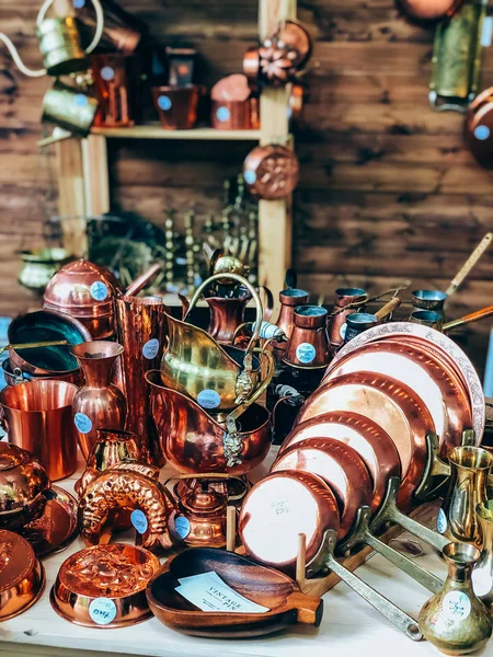 Utensílios de cozinha de cobre à venda no mercado local — Fotografia de Stock