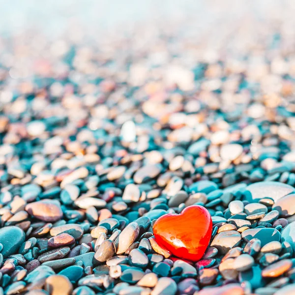 Simbolul romantic al inimii roșii pe plaja cu pietricele — Fotografie, imagine de stoc