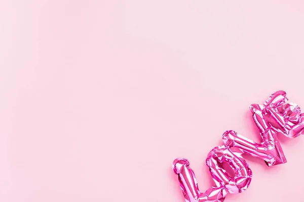 Koncepcja miłości. Nadmuchiwany różowy balon z literami — Zdjęcie stockowe