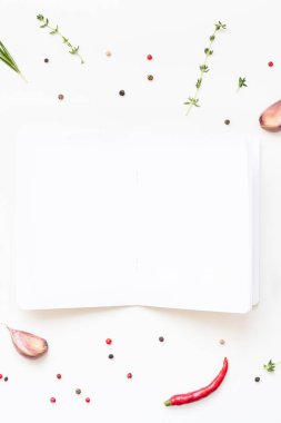 Yeşil otlar ve baharatlar ile boş not defteri sayfaları