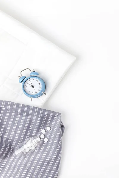Мягкие пушистые тапочки и синий будильник — стоковое фото