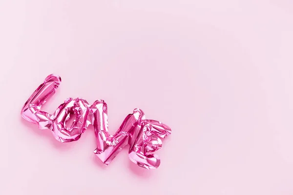 Concept d'amour. Ballon gonflable rose avec lettres — Photo