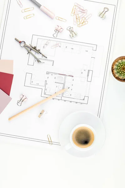 家の計画とインテリア デザイナー テーブル職場 — ストック写真