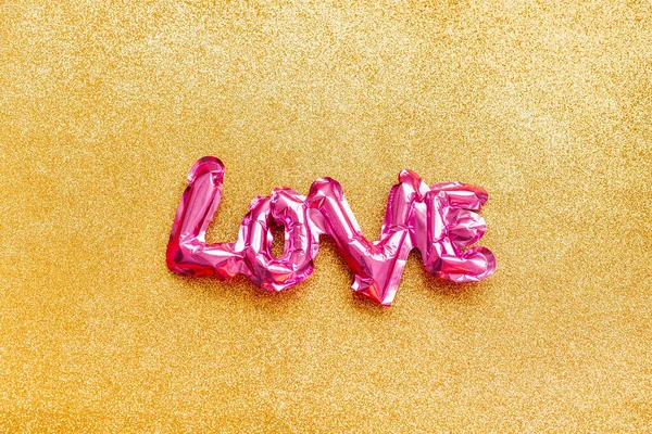 Concepto de amor. Globo rosa inflable con letras — Foto de Stock