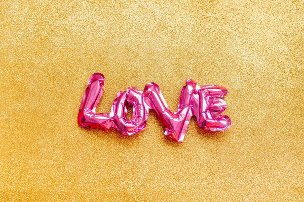 Conceito de amor. Balão rosa inflável com letras — Fotografia de Stock