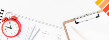 Yaratıcı düz uzanmak tepegöz üst görünüm planı düz proje planı çalar saat ve ofis malzemeleri üzerinde Decorator masa çalışma örnekleri araçlar ve ekipman arka plan kopya alanı kavramı