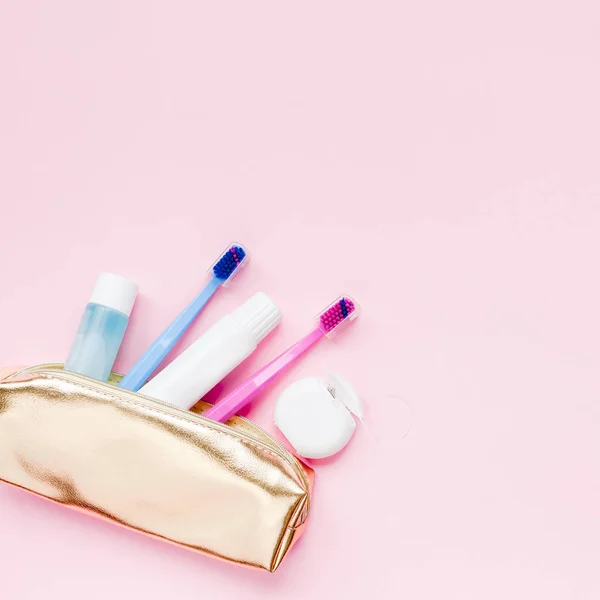 Zahnhygiene Und Mundpflege Produkte Goldener Reisekosmetik Handtasche Auf Pastellrosa Hintergrund — Stockfoto