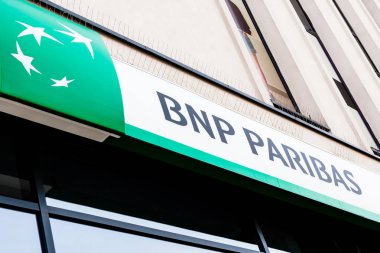 Bnp Paribas S.A., Fransız uluslararası bankacılık ve finans hizmetleri grubu logosu Polonya 'nın Bialystok kentindeki ofis binasında 16 Şubat 2020