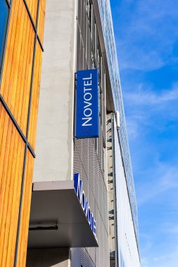 Lyon, Fransa 'da, fotokopi alanı olan açık mavi gökyüzü arka planında bulunan bir otel logosu. Lyon, Fransa - 21 Şubat 2020