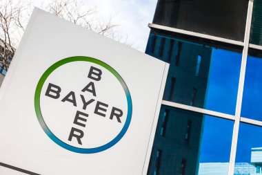 Bayer AG, Alman çok uluslu ilaç ve hayat bilimleri şirketi, dünyanın en büyük ilaç şirketlerinden biri, Fransa 'nın Lyon kentindeki ofis binasının logosu - 23 Şubat 2020