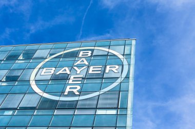 Bayer Ag, Alman çok uluslu ilaç ve hayat bilimleri şirketi, dünyanın en büyük ilaç şirketlerinden biri, Fransa 'nın Lyon kentindeki ofis binasının marka logosu - 23 Şubat 2020