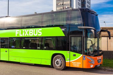 Flixbus, Avrupa ve ABD 'de şehirlerarası otobüs hizmeti sunan Alman markası. Yeşil vagonda Flixbus logosu. Düşük maliyetli, rahat otobüs yolculuğu. Lyon, Fransa - 23 Şubat 2020