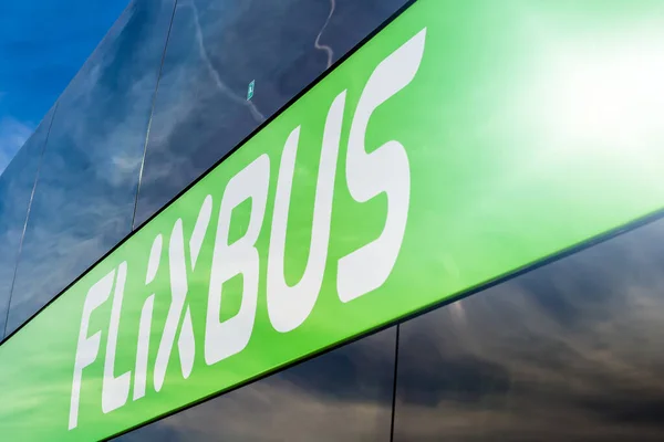 Flixbus Německá Značka Nabízející Meziměstskou Autobusovou Dopravu Evropě Spojených Státech — Stock fotografie