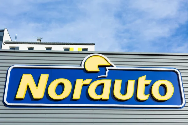 Parlak Mavi Gökyüzü Arka Planında Norauto Groupe Marka Logo Araba — Stok fotoğraf