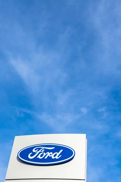 Logotipo Marca Ford Motor Company Sobre Fondo Azul Brillante Ubicado —  Fotos de Stock