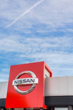 Nissan marka logosu, Lyon, Fransa 'daki satıcı ofis binasında yer alan parlak mavi gökyüzü arka planında 23 Şubat 2020