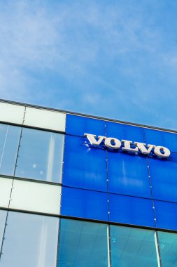 Volvo marka logosu, Lyon, Fransa 'daki açık mavi gökyüzü binasının arka planında 23 Şubat 2020