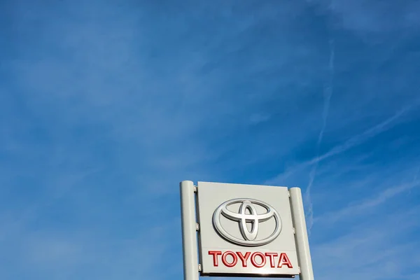 Логотип Toyota Motor Corporation Яскравому Синьому Тлі Неба Розташованому Своєму — стокове фото