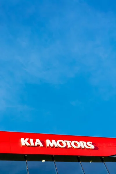 Λογότυπο Της Kia Motors Φόντο Φωτεινό Μπλε Του Ουρανού Που — Φωτογραφία Αρχείου