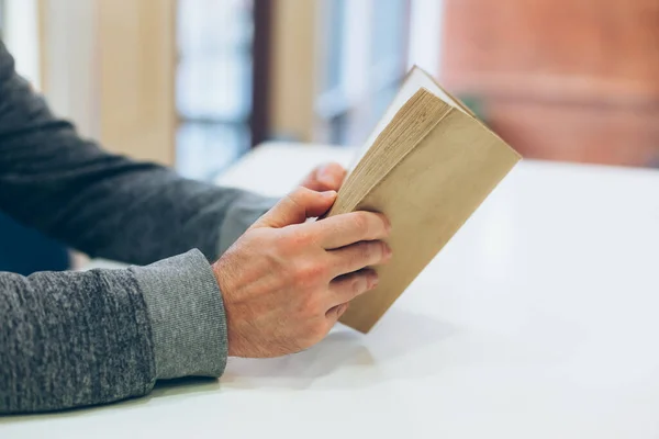 Junger Mann Liest Aufgeschlagenes Altes Papierbuch Tisch Nahaufnahme Vintage Stil — Stockfoto