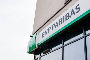 Bnp Paribas S.A., Fransız uluslararası bankacılık ve finans hizmetleri grubu logosu Polonya 'nın Bialystok kentindeki ofis binasında 16 Şubat 2020