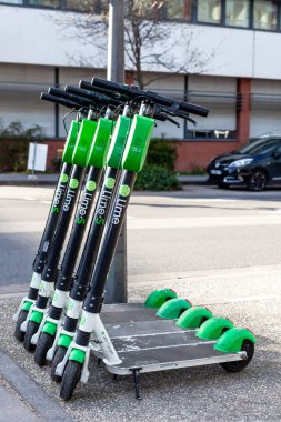 Şehir, Business Park caddesindeki Lime Park 'ta elektrikli scooter kiraladı. Fransa, Lyon 'da sürdürülebilir eko taşımacılık - 23 Şubat 2020