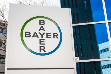 Bayer AG, Alman çok uluslu ilaç ve hayat bilimleri şirketi, dünyanın en büyük ilaç şirketlerinden biri, Fransa 'nın Lyon kentindeki ofis binasının logosu - 23 Şubat 2020