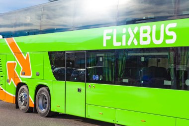 Flixbus, Avrupa ve ABD 'de şehirlerarası otobüs hizmeti sunan Alman markası. Yeşil vagonda Flixbus logosu. Düşük maliyetli, rahat otobüs yolculuğu. Lyon, Fransa - 23 Şubat 2020