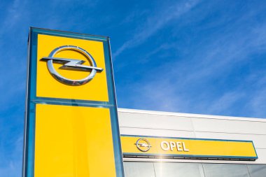 Parlak mavi gökyüzü arkaplanı üzerine Opel marka logosu Lyon, Fransa 'da - 23 Şubat 2020