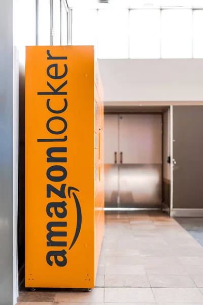 Amazon Locker Centro Comercial Punto Recogida Naranja Para Productos Pedidos — Foto de Stock