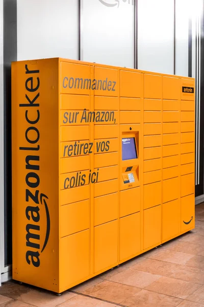 Amazon Locker Shopping Mall Orange Pick Point Mail Order Goods — стоковое фото