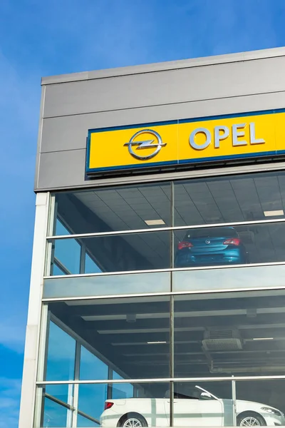 Логотип Бренду Opel Яскравому Синьому Тлі Неба Розташований Його Дилерському — стокове фото
