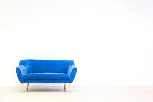 Minimales Wohninterieur Konzept Mit Hellblauem Sofa Auf Weißem Boden Und — Stockfoto