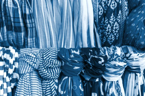 在当地市场上挑选颜色鲜艳的女人做围巾 2020年经典蓝色调色调 — 图库照片