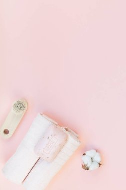 Spa, güzellik kozmetik ve fotokopi alanı ile vücut bakımı tedavi konsepti. Banyo aksesuarları ile Yaratıcı üst görünüm düz yatıyordu kompozisyon, pembe arka plan üzerinde organik gül sabunu