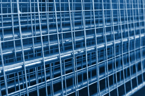 重棒金属格栅 摘要钢结构设计 2020年经典蓝色调色调 — 图库照片