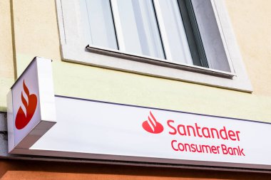 Santander Tüketici Bankası Ag, Alman Kredi Kurumu Bankası ve finans hizmetleri grubu logosu Polonya 'nın Bialystok kentindeki ofis binasında - 16 Şubat 2020
