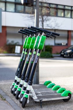 Şehir, Business Park caddesindeki Lime Park 'ta elektrikli scooter kiraladı. Fransa, Lyon 'da sürdürülebilir eko taşımacılık - 23 Şubat 2020