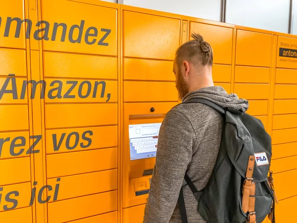 Человек Использующий Amazon Locker Торговом Центре Оранжевый Забрать Точку Заказа — стоковое фото