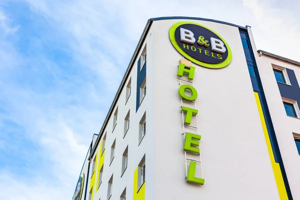 コピースペース付きの明るい青空の背景にフランスのリヨンに位置するホテルの建物でB Bのロゴ フランス リヨン 2020年2月23日 — ストック写真