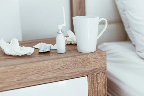 Medicamentos Pastillas Gotas Para Nariz Pañuelos Taza Bebida Caliente Mesita — Foto de Stock